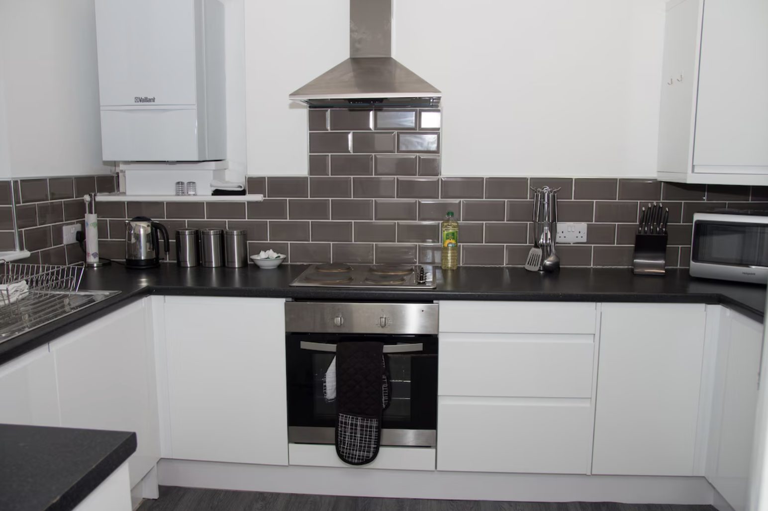 Fully fitted shared kitchen with oven, hob and microwave, Crystal Palace, Dalkeith Street, Barrow